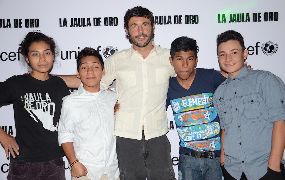 Los protagonistas guatemaltecos del film "La Jaula de Oro" posan junto a el director Diego Quemada-Diez. (Foto: Selene Mejía/Soy502) 