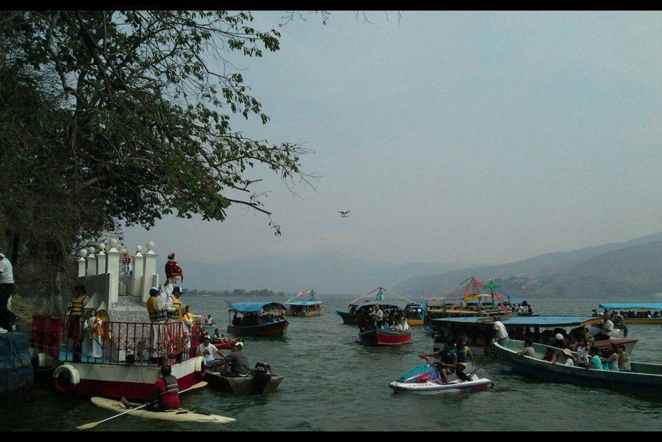 Una lancha con al menos 25 personas se hundió en el Lago de Amatitlán. (Foto: @NuestroDiario)