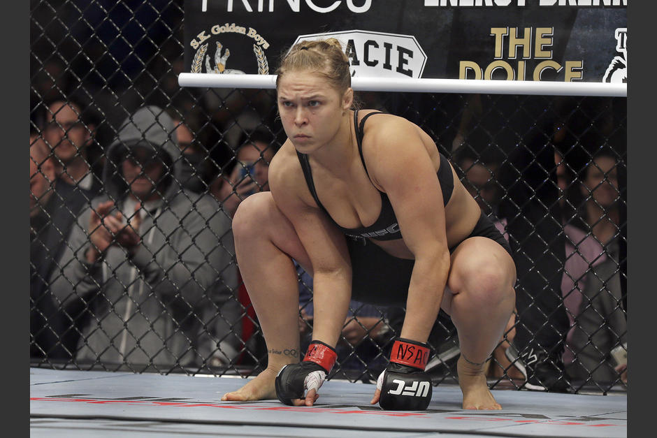 Ronda Rousey está acusada de ser un hombre y utilizar sustancias prohibidas. (Foto: latime.com)