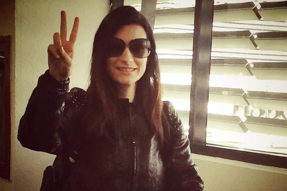 Laura Pausini sale en bata al escenario y mira lo que le sucedió. (Foto: Facebook)