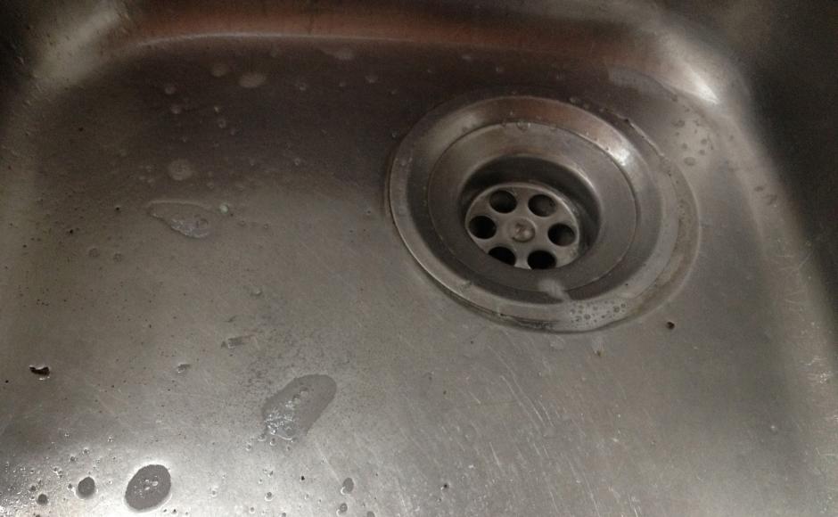 Te aconsejamos cómo desatascar un drenaje con productos caseros.