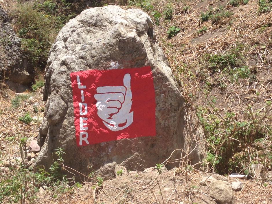 La propaganda de Lider está desplegada alrededor del lago de Atitlán. Aquí, un peñasco pintado de rojo a un kilómetro de San Antonio Palopó. (Foto: Soy502). 
