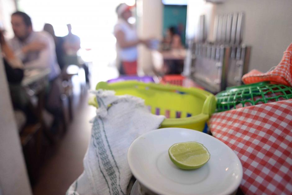 En el momento actual, muchos restaurantes han tenido que asumir el costo del alto precio del limón, otros, sin remedio han tenido que aumentar sus precios, principalmente aquellos que venden mariscos, por el alto consumo. (Foto: Jesús Alfonso/Soy502)