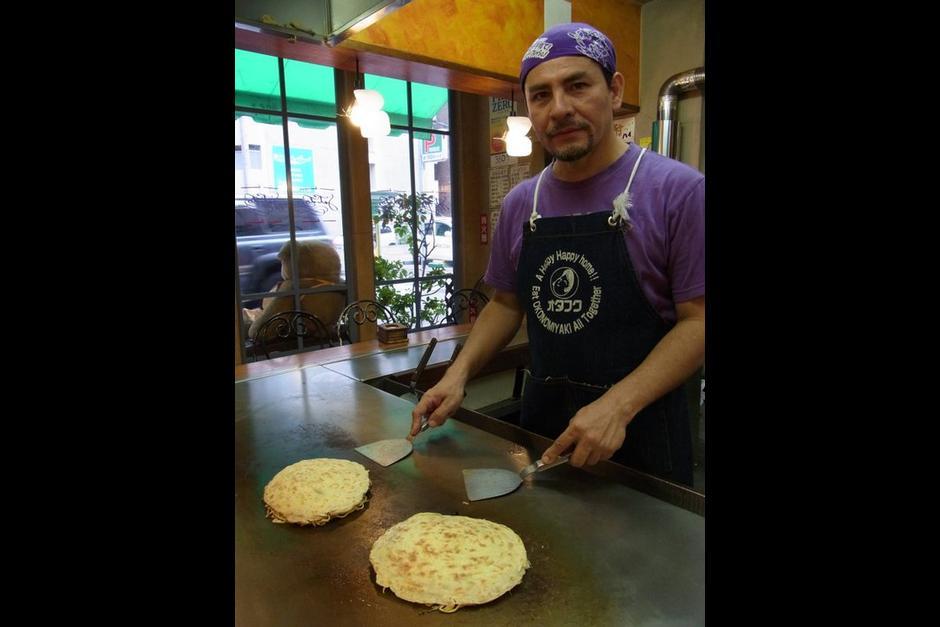 Fernando López lucha por combinar las recetas asiáticas con ingredientes guatemaltecos. (Foto: Facebook/Okonomiyaki LOPEZ)