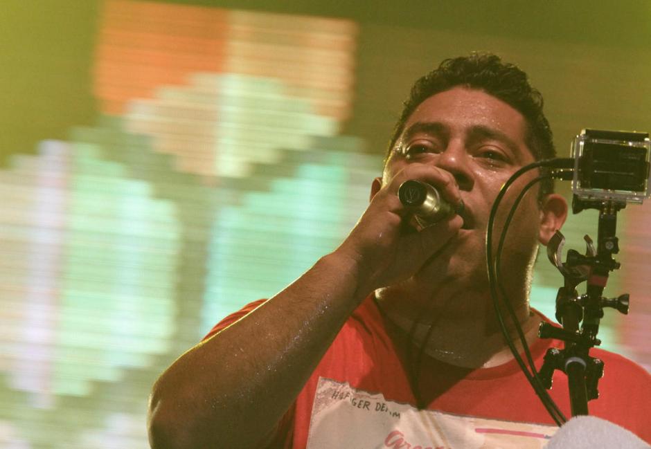 Pablo Cristiani, vocalista de Los Miseria Cumbia Band, fue destituido de la Dirección General de Espectáculos. (Foto: Archivo/Soy502)