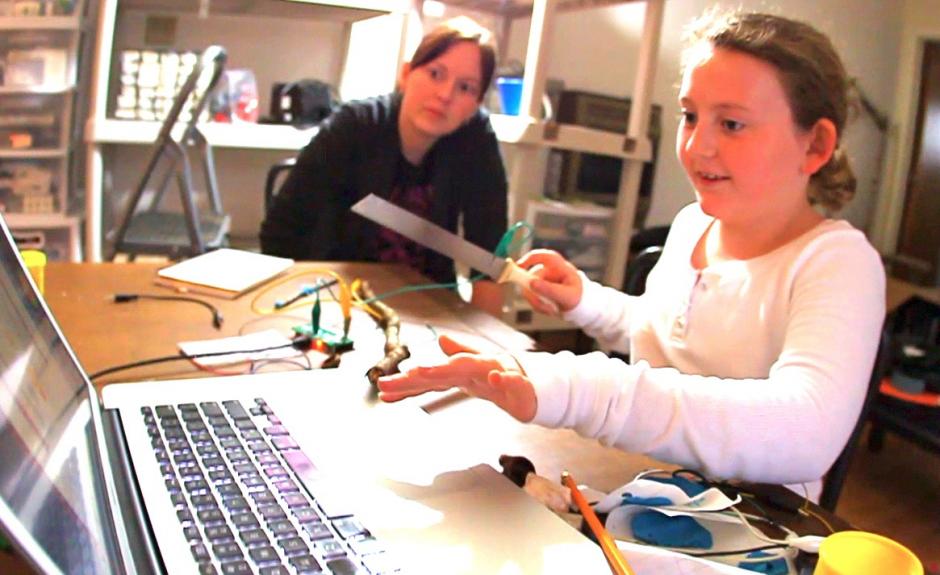 La promesa del kit para inventores Makey Makey es que hasta una niña de 8 años puede utilizarlo para construir sus propias creaciones.