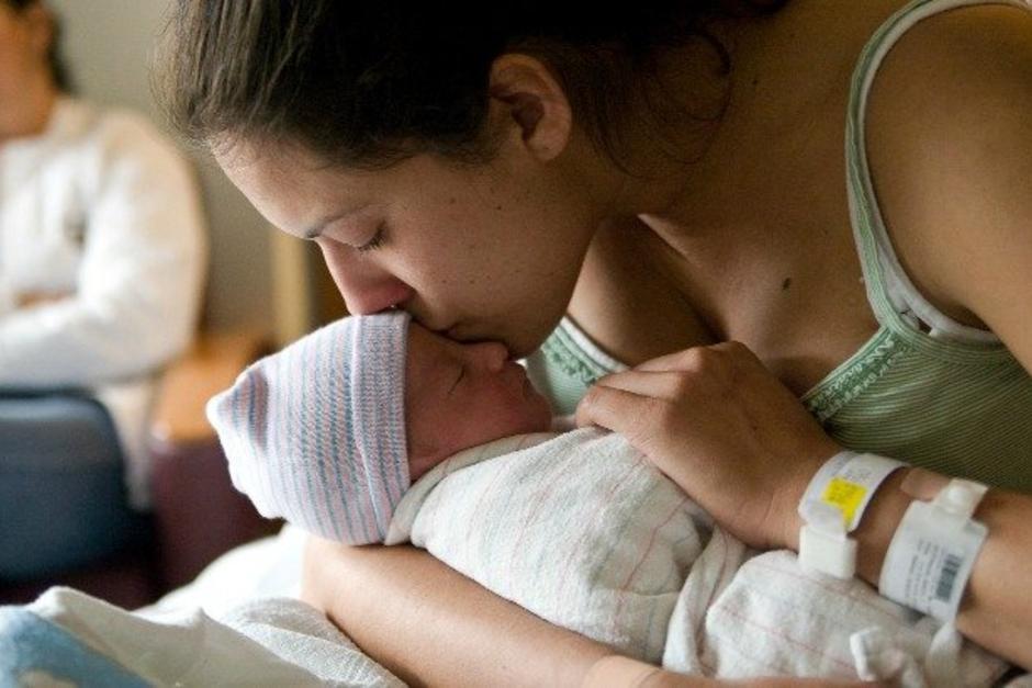 El informe evalúa el acceso a los servicios de salud y las tasas de mortalidad materno-infantil. (Foto Archivo/Soy502)