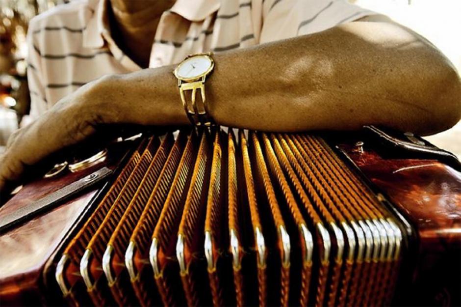 Ayuntamiento de Chihuahua, México, prohíbe los narcocorridos ya que incitan a la violencia. (Foto: Elfanzine)