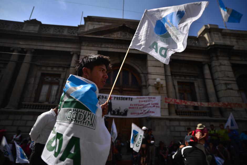 El Congreso de la República recibió a los manifestantes del magisterio quienes presionaron para aprobar los bonos del tesoro (Foto: Wilder López/Soy502)