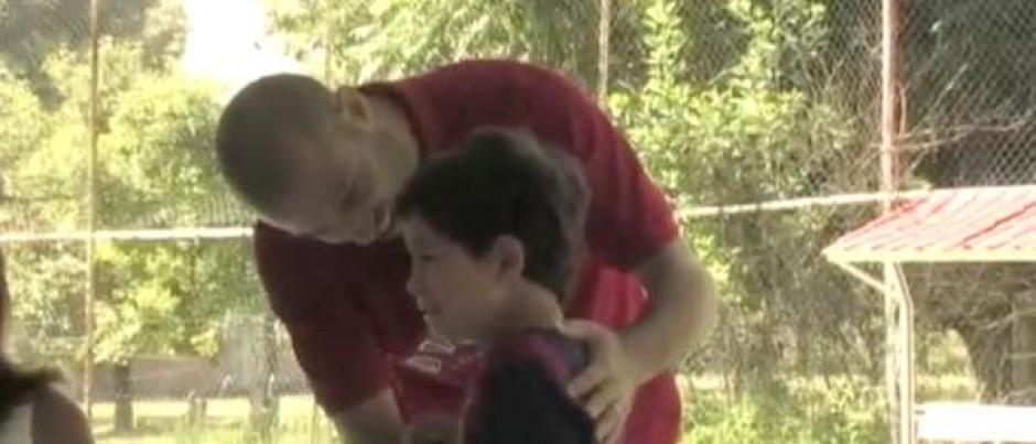 El futbolistas argentino, Javier Mascherano, consuela a un niño, quien lloró por la emoción de ver tan cerca a su ídolo en México.