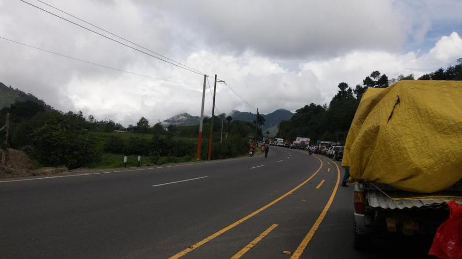 Largas filas de vehículos se han formado por el bloqueode de la carretera en jurisdicción de Nahualá, Sololá. (Foto: Marco Eguizabal/Twitter) 
