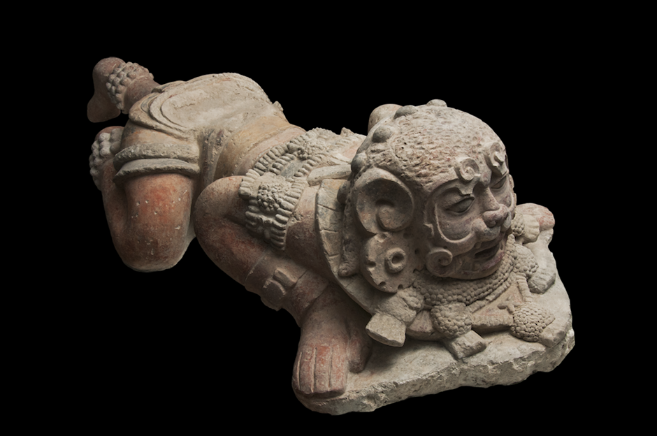 Escultura de estuco polícromo con la figura de un personaje ataviado como un jaguar. (Foto: Museo Maya de América)
