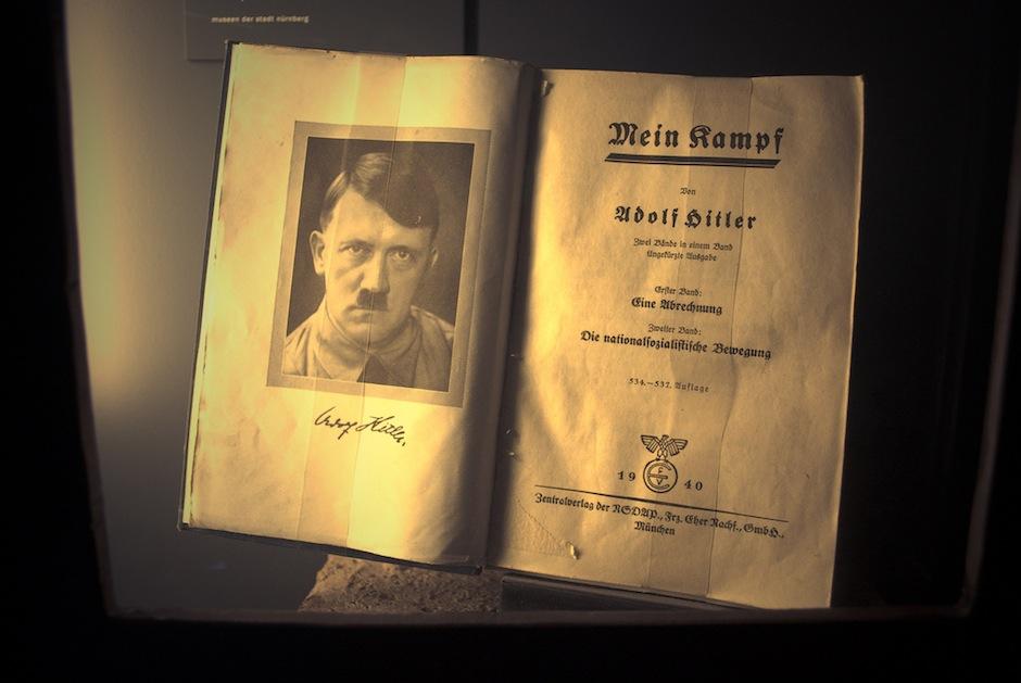Mein kampf o Mi Lucha es un libro escrito por Adolf Hitler, que combina elementos autobiográficos con ideas propias del nacionalismo. La primera edición fue lanzada en 1925. (Foto: timesofisrael.com)