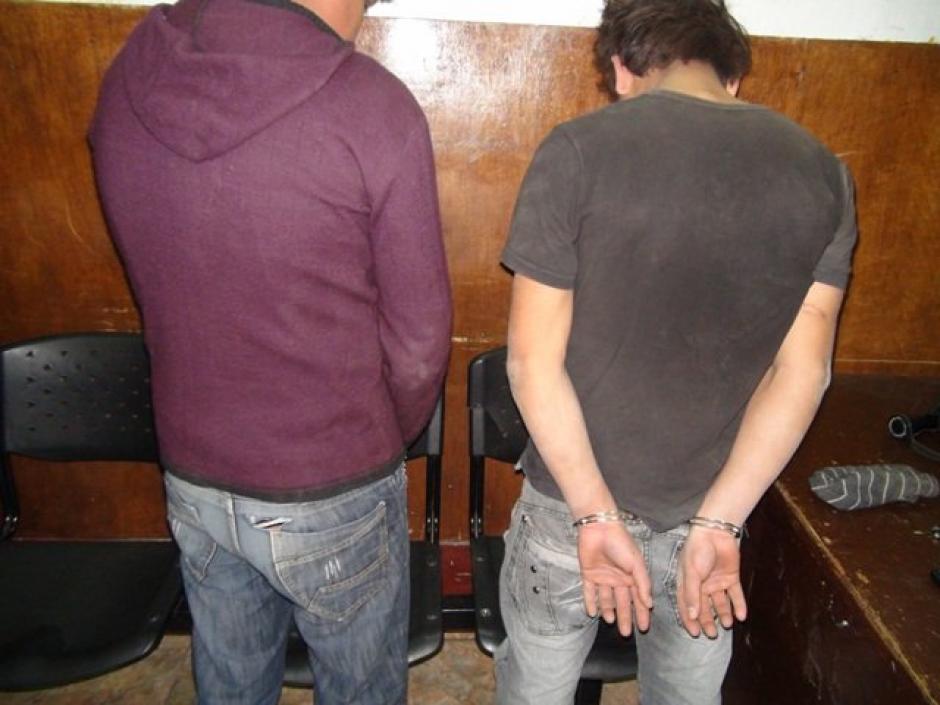 La vulnerabilidad de la niñez hacia el crimen es efecto de varias causas como la "descomposición social" por el abandono de las familias a los menores, la pobreza que afecta al 53% de los 15 millones de guatemaltecos y la carencia de políticas estatales efectivas de prevención.