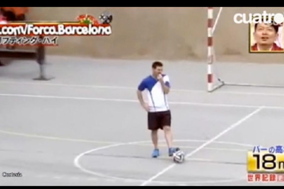 Messi demostró su habilidad para dominar del balón al levantarlo 18 metros y recibirlo de vuelta sin que tocara el suelo.