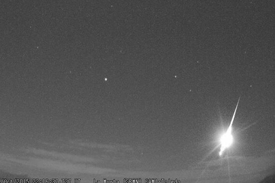 Fragmentos del cometa Encke se impactan contra la Tierra y forman una bola de fuego. (Imagen: YouTube)