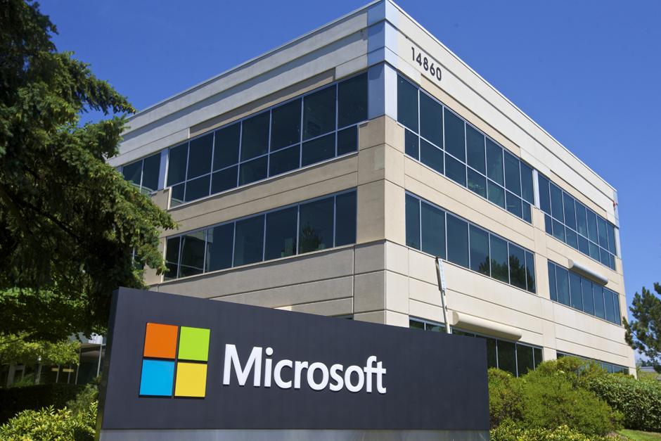 Fotografía de archivo fechada el 26 de octubre de 2015 que muestra a varios empleados en la tienda de la empresa de tecnología Microsoft en la Quinta Avenida de Nueva York, Estados Unidos. (Foto: Agencias)