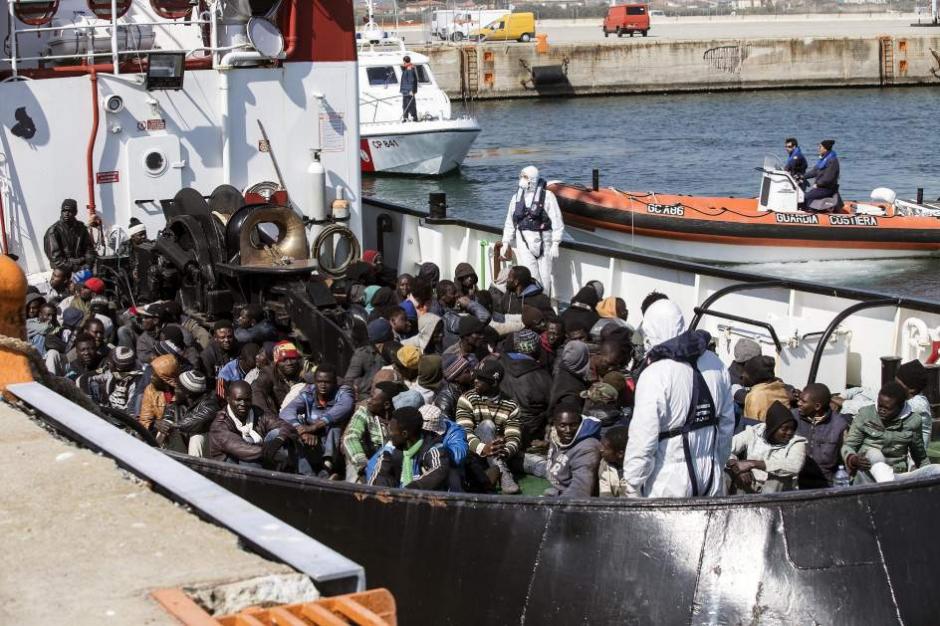 Miles de inmigrantes de diferentes países africanos intentan cruzar el Mediterráneo a diario en busca de nuevas oportunidades, hoy se lamenta la desaparición de 700 de ellos provenientes de Libia. (Foto: Archivo/EFE)