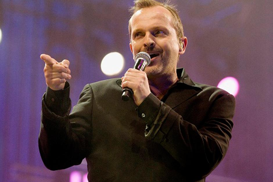Miguel Bosé inició su carrera musical con "Linda" en 1977. Con el paso de los años consolidó su destacada trayectoria artística. El año pasado la Academia Latina de la Grabación lo distinguió con el premio "Person of the Year 2013", donde reconocieron su labor humanitaria y musical. 