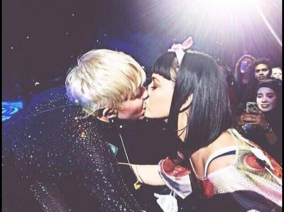 Miley Cyrus besa en la boca a Katy Perry mientras está de espectadora en su concierto de Los Ángeles. (Foto: Twitter)