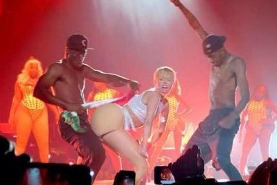 Este fue el momento en que el bailarín de Miley Cyrus le pega en el trasero postizo con la bandera de México. (Foto: EL PAÍS)