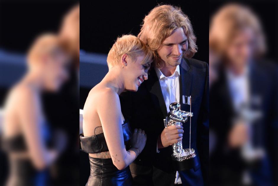 La polémica MIley Cyrus llegó acompañada por este joven indigente llamado Jesse. (Foto: AFP)