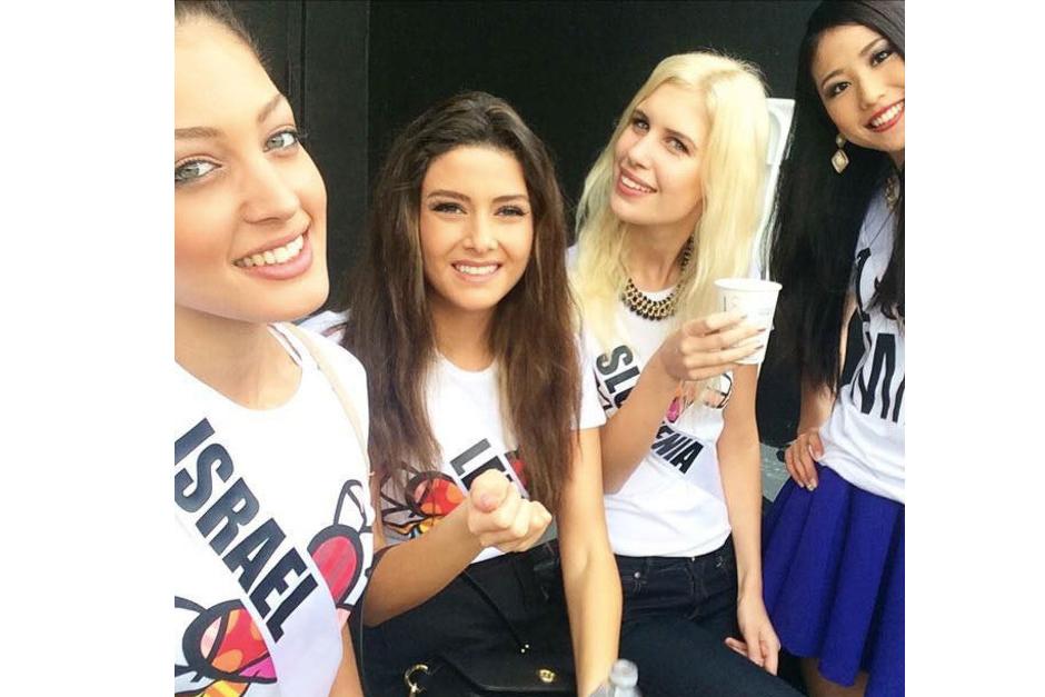 Miss Israel se coló en una "selfie" de Miss Líbano, despertando la indignación de esta última. En la foto, de izquierda a derecha, las representantes de Israel, Líbano, Eslovenia y Japón (Imagen: Instagram).