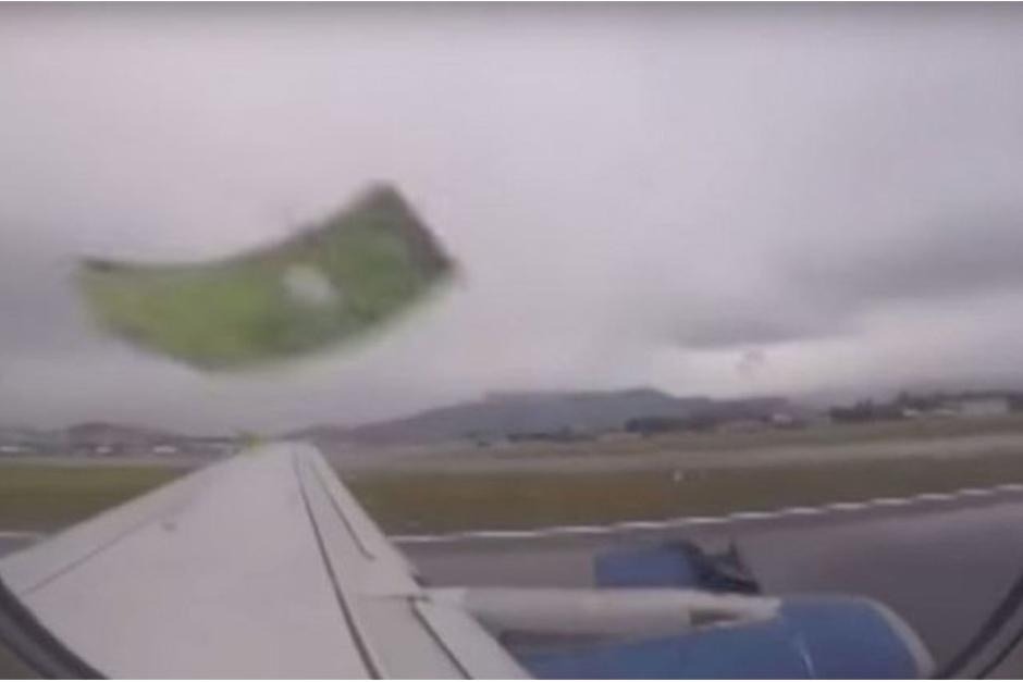 Un avión pierde parte del motor izquierdo al despegar. (Foto: YouTube)