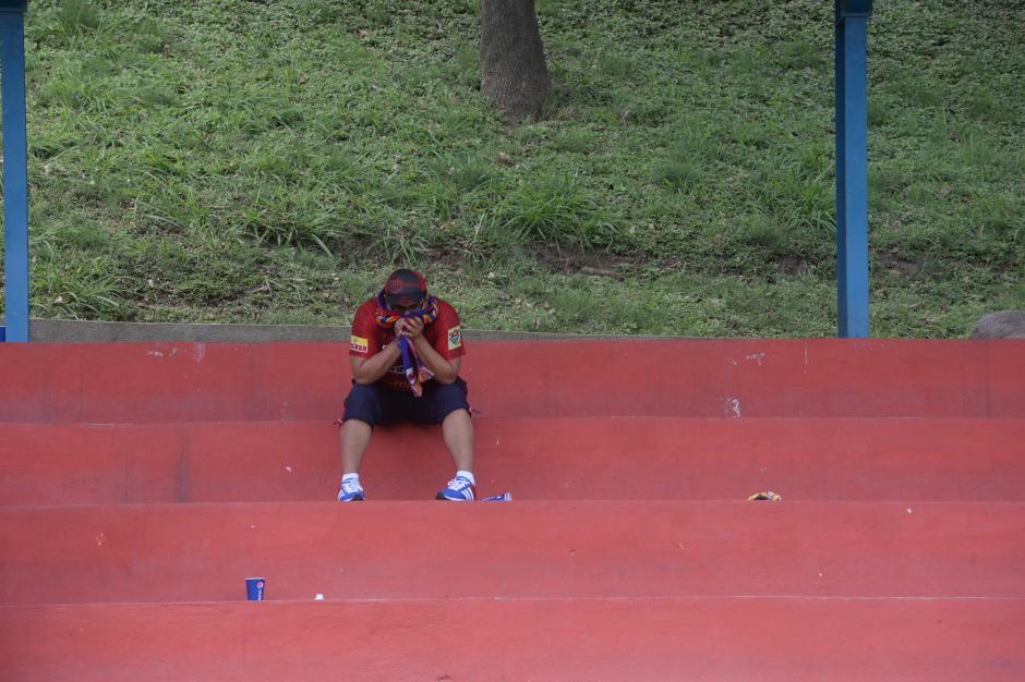 La afición roja sufre tras los cuatro años sin poder conseguir un título. En esta ocasión ni siquiera pudieron acceder a la liguilla. Enfrente han visto a su archirrival, Comunicaciones, dar la vuelta de campeón, seis veces consecutivas. En la foto, este aficionado se quedó solo en la tribuna del estadio El Trébol, tras conocer los resultados finales, que les dejó al margen de la ronda final. (Foto: Diego Galiano/Nuestro Diario)