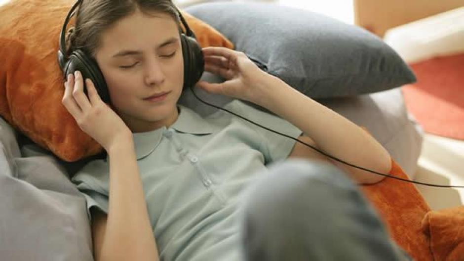 El alivio puede aumentar cuando al paciente se le permite escoger el tipo de música que desea escuchar. (Foto Getty Images)