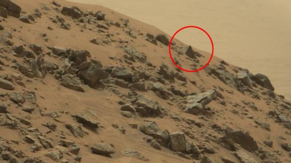 Imagen de la NASA de la región marciana Cydonua Mensae en la que aparece un objeto piramidal. (Foto: NASA)