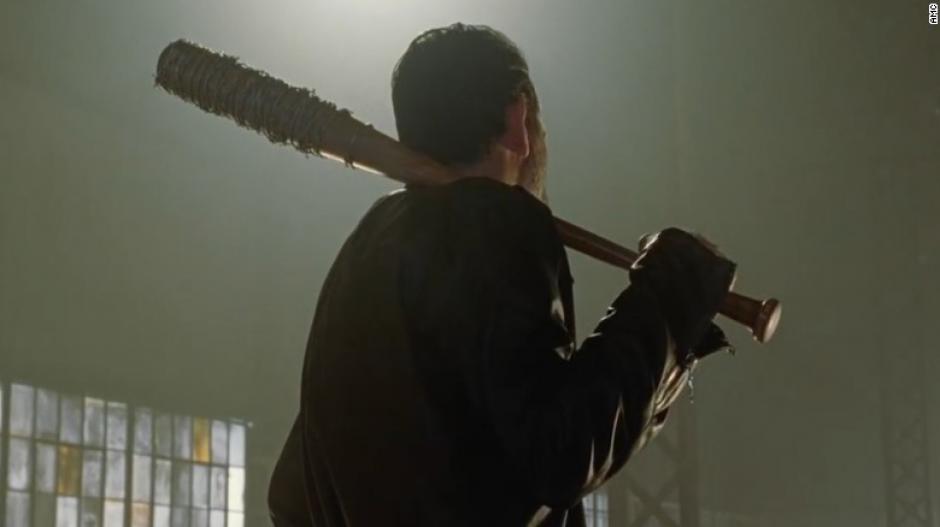  Negan usó su bate contra sus primeras víctimas. (Foto: CNN en español)