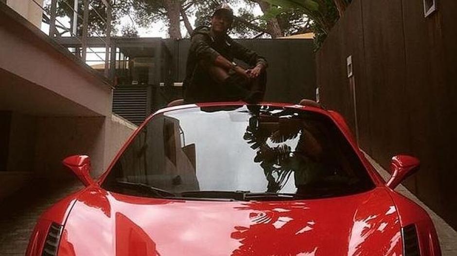 La fotografía de Neymar sobre su Ferrari, que publicó en sus redes sociales. (Foto: Instagram Neymar)
