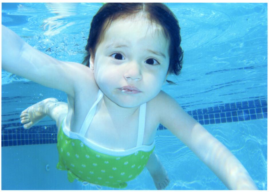 Las piscinas son lugares de riesgo. Demasiadas familias han perdido niños que se caen al agua en un instante de descuido. (Foto: papiblogger.com).