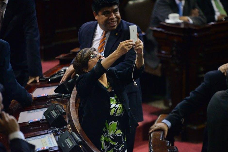La diputada Nineth Montenegro intentaba tomar una foto este jueves en el Pleno del Congreso, lo que muchos creyeron que se trataba de una "selfie". (Foto: Wilder López/Soy502) 