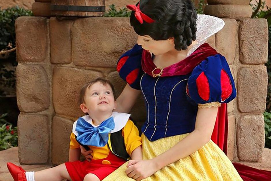 El pequeño de dos años con autismo se enamoró de la princesa Blanca Nieves de Disneylandia. (Foto: Facebook)