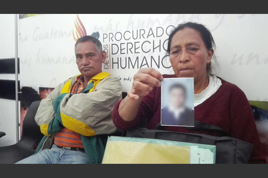 Esta abuela señala que su nieto de 8 años está recluído en la Casa Segura Virgen de la Asunción de forma injusta y que su vida corre peligro. (Foto: Marcia Zavala/Soy502) 