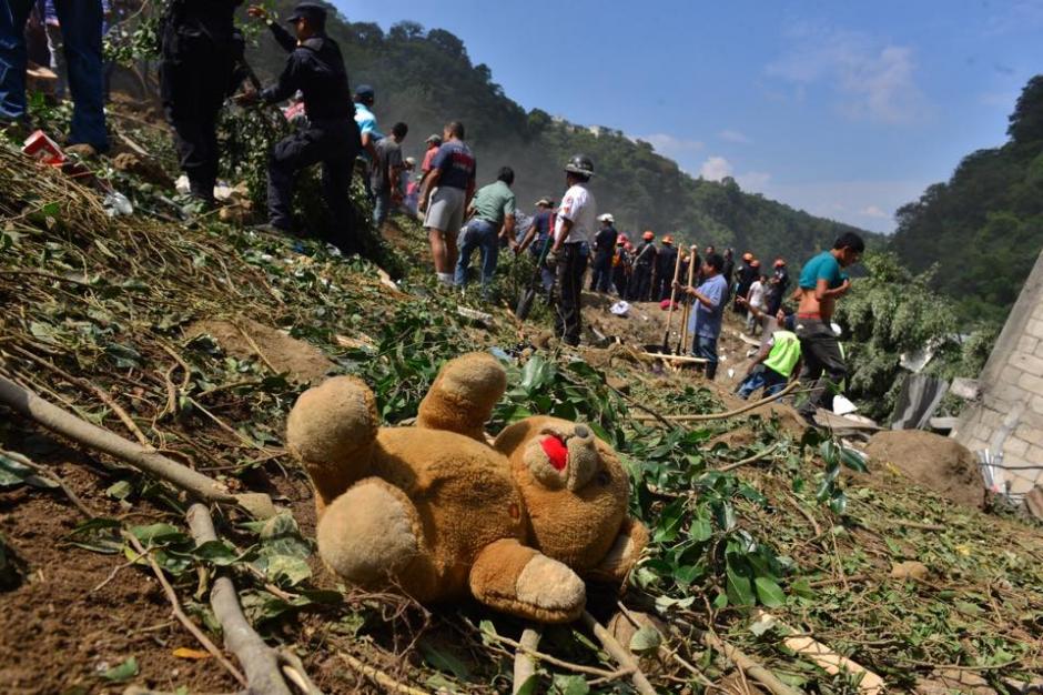 Uno de los momentos más duros, cuando se encuentran niños.  (Foto: Jesús Alfonso/Soy502) 
