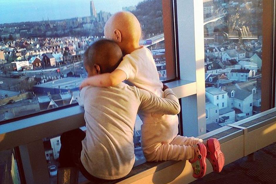 Por 3 años Maliyah ha estado batallando neuroblastoma, un tumor maligno en las neuronas que le han ocasionado un tumor en su abdomen y que se le ha expandido a la médula ósea, mientras Madelina padece de un tipo de leucemia.
