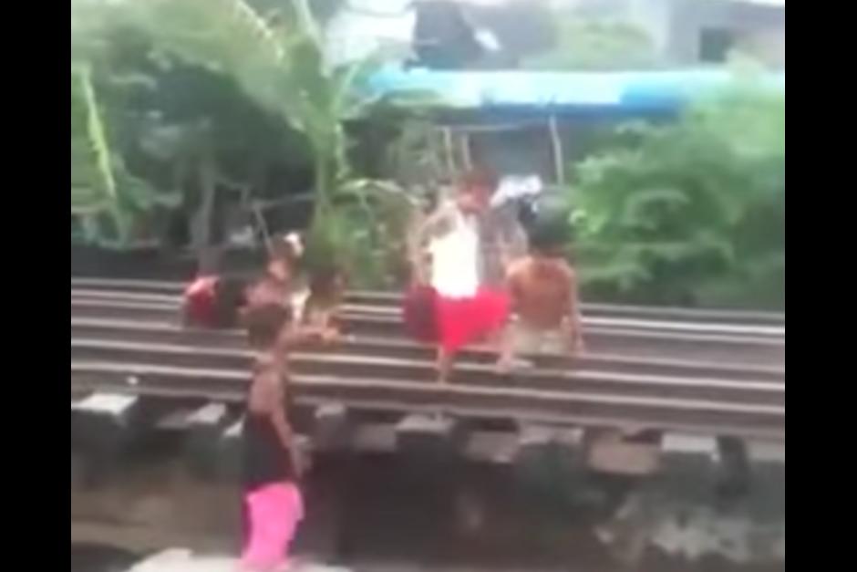 Un grupo de niños juega en las vías del tren y ponen su vida en peligro. (Foto: Liveleak/YouTube)