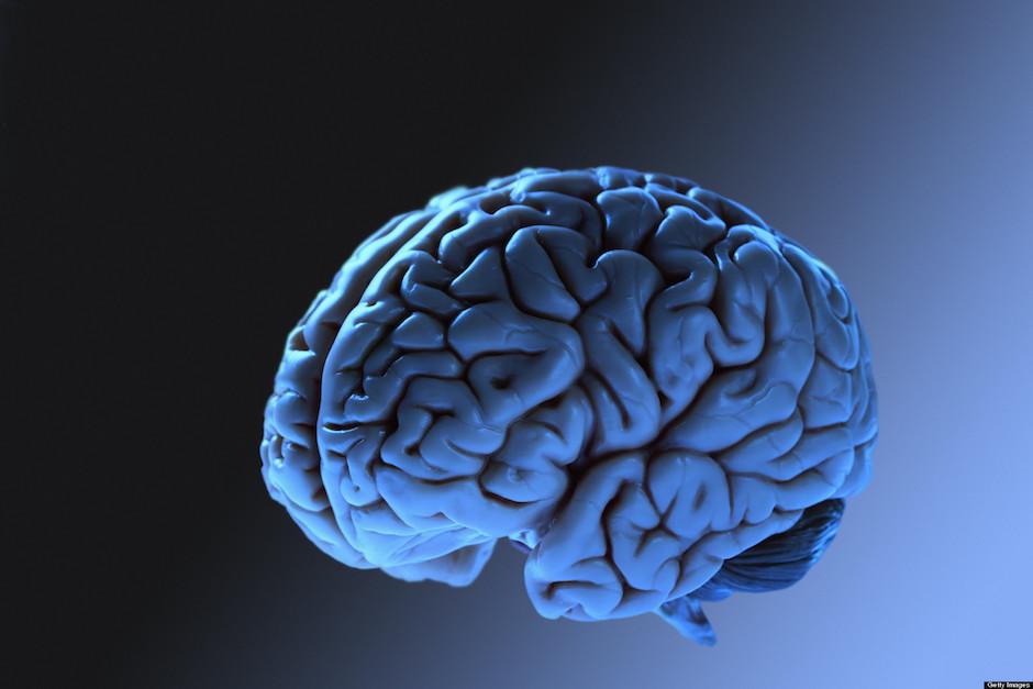 Facebook trabaja en una tecnología que permitirá enviar los pensamientos a otros usuarios. (Foto: huffpost.com)