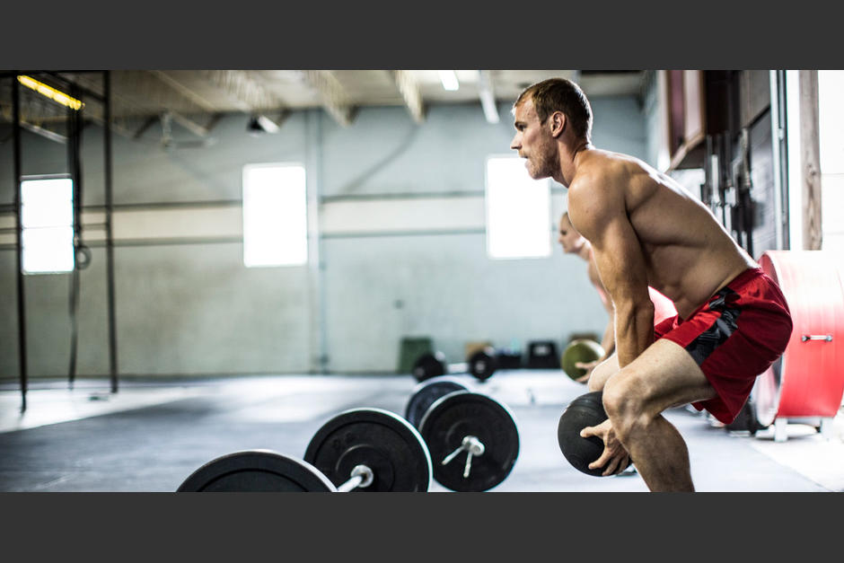 Según un estudio, el período de descanso entre series influye en potenciar los músculos. (Foto: Fullmusculo)