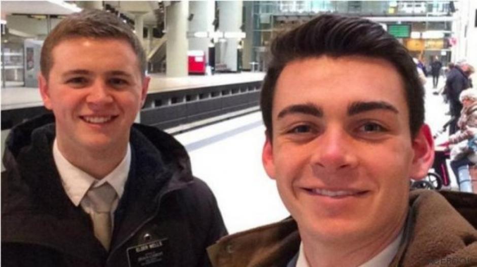 Mason Wells (a la izquierda) es misionero mormón y nació en Utah, Estados Unidos. (Foto: Huffington Post) 