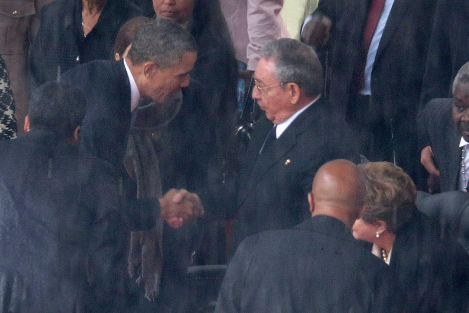 Barack Obama, presidente de Estados Unidos, le da la mano a Raúl Castro, presidente de Cuba, durante el funeral de Nelson Mandela. (Foto: EFE)