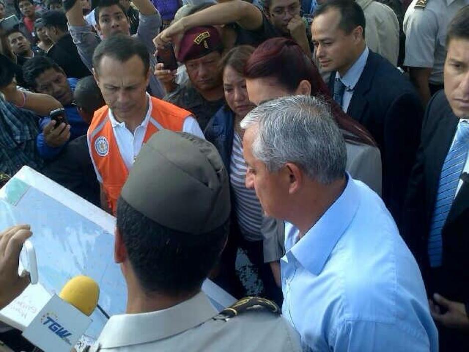 El Presidente Otto Pérez Molina informó en su cuenta de Twitter que visitó La Terminal para hacer un diágnostico de las pérdidas por el incendio. (Foto: Twitter Otto Peréz Molina) 