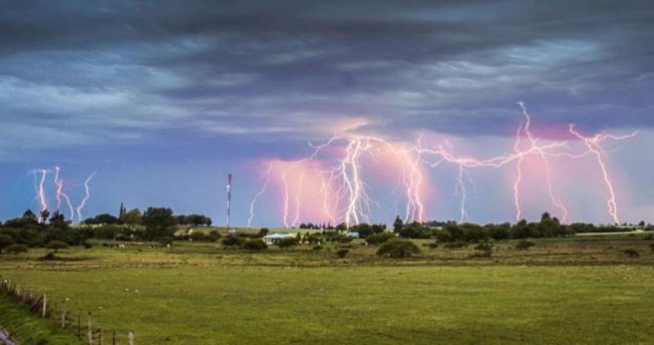 Más de 30 personas fueron trasladas a un hospital tras la caída de un relámpago en un campo de juego infantil de Alemania. 
