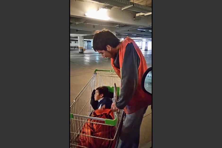 Cristián Flores cuida carros junto a su hijo. (Captura de pantalla: Facebook)