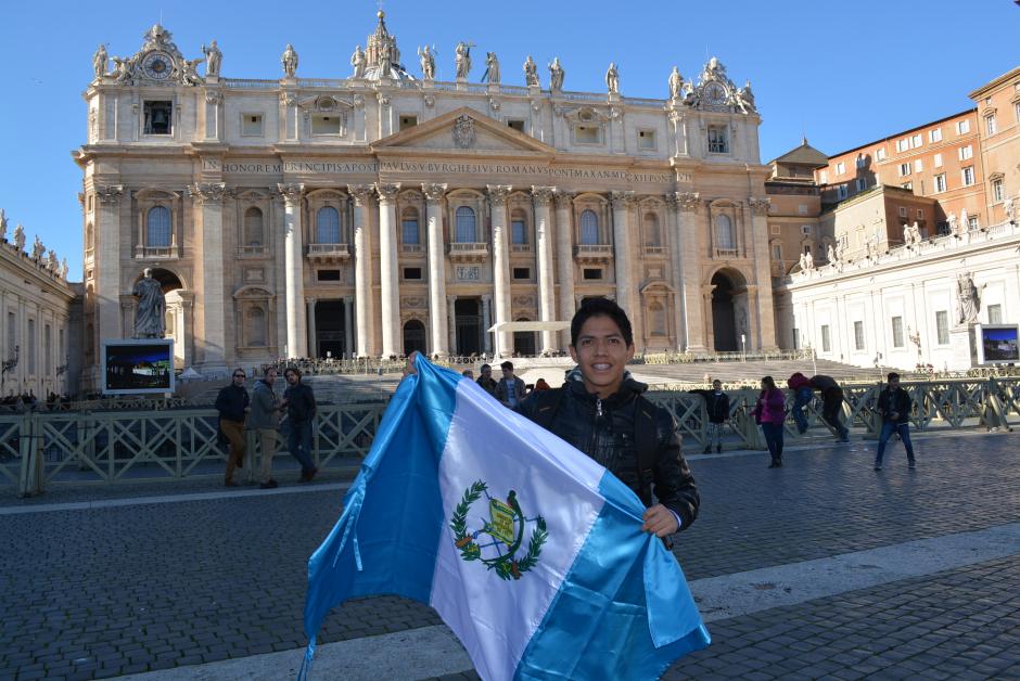 Diego Martínez, con la bandera de Guatemala, previo a la entrevista con el Papa Francisco. (Foto: Xpresat Guate)