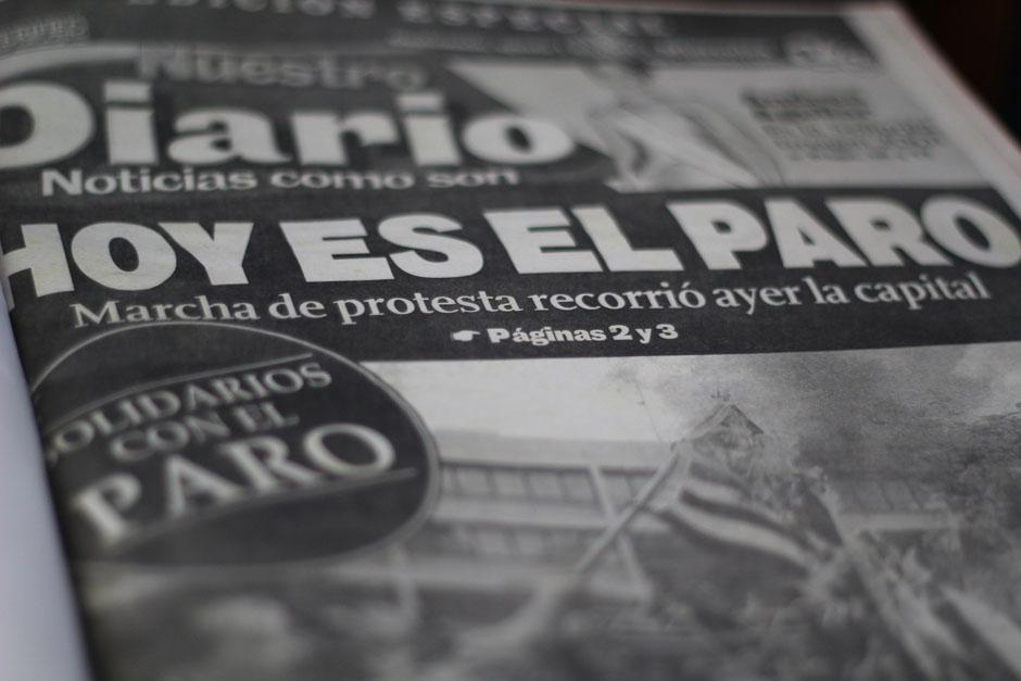 Una edición en blanco y negro de Nuestro Diario del 1 de agosto de 2001 daba la bienvenida al Paro Nacional, donde Guatemala protestó por el alza al IVA. (Foto: Archivo)