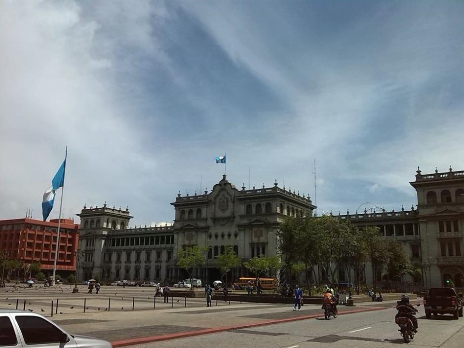 La Plaza de la Constitución será el escenario de una manifestación pacífica donde cientos de guatemaltecos acudirán a pedir la renuncia de los gobernantes por el caso de defraudación aduanera. (Foto: Fredy Hernández/Soy502) 
